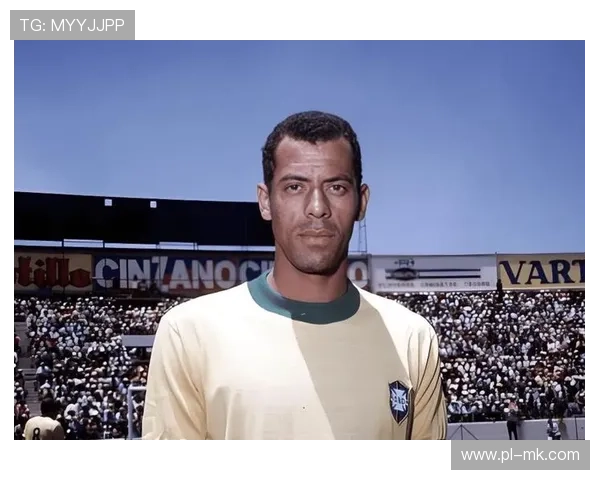 精美足球球星摆件收藏展示为热爱绿茵运动的你增添精彩魅力