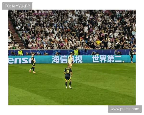 足球巨星云集球场合照精彩瞬间展现绿茵场上的荣耀与激情